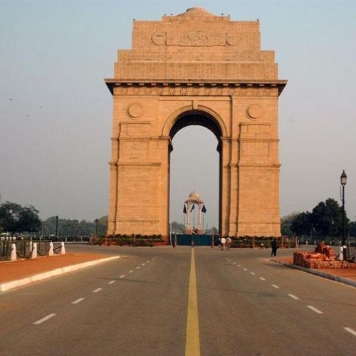 india gate located in delhi